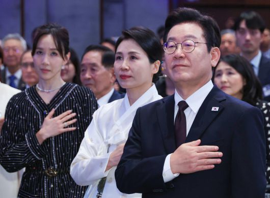 이재명 대통령과 김혜경 여사가 22일(현지 시간) 미국 뉴욕의 한 호텔에서 열린 동포 간담회에서 참석자들과 국민의례를 하고 있다. 2025.09.23 뉴욕=뉴시스