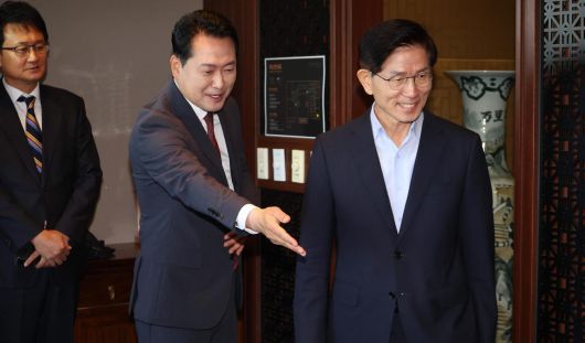 26일만에 만난 장동혁-김문수 국민의힘 장동혁 대표(가운데)가 23일 서울 여의도의 한 중식당에서 김문수 전 고용노동부 장관(오른쪽)을 만나 자리를 안내하고 있다. 두 사람이 만난 건 지난달 전당대회에서 당 대표 자리를 놓고 경쟁한 지 26일 만이다. 뉴스1