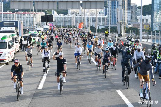 21일 부산 광안대교에서 전국 각지의 자전거 애호가 3000여명이 모인 가운데 ‘세븐브릿지 투어’가 열리고 있다. 부산시 제공