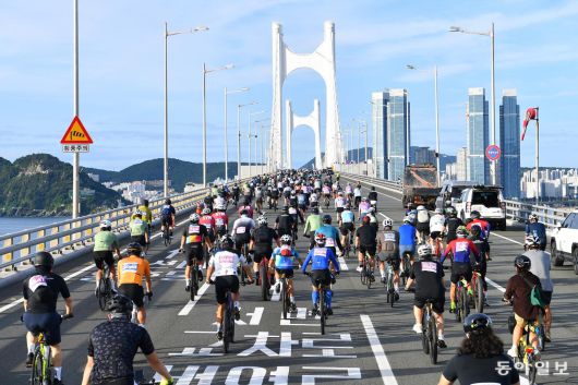 21일 부산 광안대교에서 전국 각지의 자전거 애호가 3000여명이 모인 가운데 ‘세븐브릿지 투어’가 열리고 있다. 부산시 제공