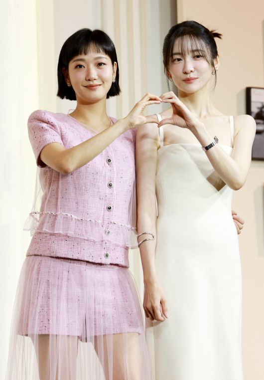 배우 김고은과 박지현(오른쪽)이 5일 서울 중구 앰배서더 서울 풀만 호텔에서 열린 넷플릭스 시리즈 ‘은중과 상연’ 제작발표회에 참석해 포즈를 취하고 있다. ‘은중과 상연’은 매 순간 서로를 가장 좋아하고 동경하며, 또 질투하고 미워하며 일생에 걸쳐 얽히고설킨 두 친구, 은중(김고은 분)과 상연(박지현)의 모든 시간을 마주하는 이야기를 그렸다. 2025.9.5/뉴스1 ⓒ News1 권현진 기자