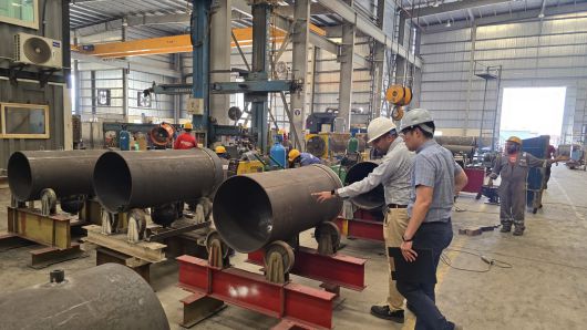 품질검사하는 모습.