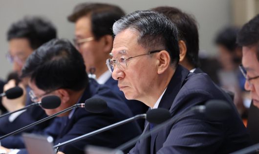 정성호 법무부 장관이 30일 용산 대통령실에서 열린 국무회의에 참석한 모습. 정 장관은 이날 “명백한 법리 관계를 다투는 경우나 아주 중대하고 예외적인 상황을 빼고는 항소나 상고를 금지하도록 형사소송법을 개정해야 할 것 같다”고 이재명 대통령에게 밝혔다. 뉴시스