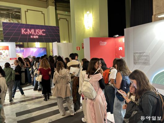 지난달 28일 스페인 마드리드 아르테스 예술센터에서 열린 ‘2025 K-엑스포’에서 관람객들이 K뮤직관에 입장하기 위해 긴 줄을 서고 있다. 마드리드=유근형 특파원 noel@donga.com