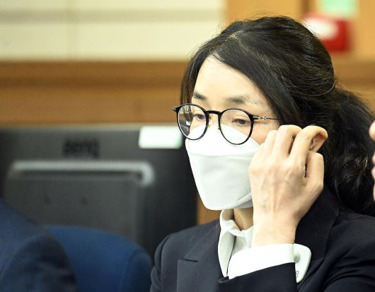 지난달 도이치모터스 주가조작 혐의와 통일교 금품수수 의혹 등으로 구속기소된 김건희 여사가 법정에 출석한 모습. 사진공동취재단