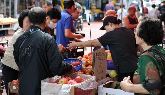 서울 동대문구 청량리 전통시장을 찾은 시민들이 장을 보고 있다. (출처=뉴스1)