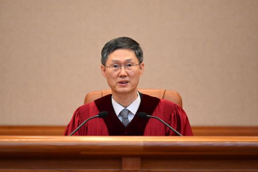 올해 4월 4일 서울 종로구 헌법재판소 대심판정에서 문형배 당시 헌재소장 권한대행이 윤석열 전 대통령을 파면하는 헌재의 결정을 선고하고 있다. 사진공동취재단