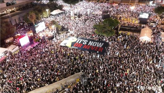 4일(현지 시간) 이스라엘 텔아비브미술관 앞 ‘인질 광장’에 전쟁 만 2년을 맞아 시민들이 인질 석방 촉구 집회에 참여하고 있다. ‘지금이 아니면 영원히 안 된다’는 대형 플래카드가 눈에 띈다. 트루스소셜 캡처