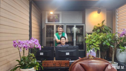 내가 세상에 없을 때, 내 뒤를 맡아줄 사람은 너. 각자 늘 등 뒤에 있어주자. 유재영 기자 elegant@donga.com