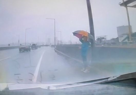 6일 오전 서울 마포경찰서 홍익지구대 소속 경찰이 강변북로를 배회하던 70대 남성을 발견해 무사히 가족에게 인계했다.서울 마포경찰서