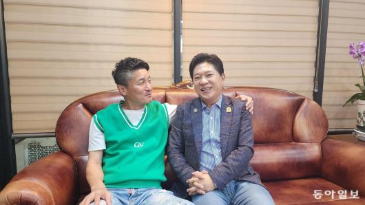 “사실 나도 힘들었는데 상철이 때문에 위로 많이 받았어”. 각자 서로에게 스며들 마음의 공간을 만들어줘 고맙다. 유재영 기자 elegant@donga.com