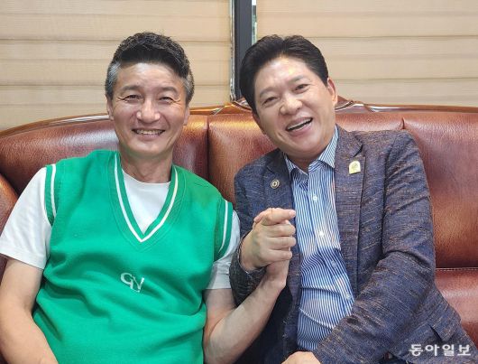 박상철 대한가수협회 회장(오른쪽)님 덕에 ‘인증 가수’ 됐다고 좋아하는 이범학. 신인가수 기분으로 절친 박상철과 찰칵. 유재영 기자 elegant@donga.com