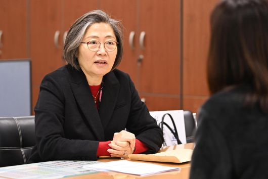 제22대 국회의원선거 예비후보자 등록이 진행중인 13일 경기도 수원시 영통구선거관리위원회에서 수원정 선거구에 출마하는 이수정 경기대학교 교수가 예비후보 등록을 하고 있다. 2023.12.13. 수원=뉴시스