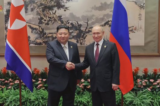 북한 조선중앙TV는 지난 3일 중국 전승절 80주년 열병식 참석차 베이징을 방문한 김정은 국무위원장이 블라디미르 푸틴 러시아 대통령과 회담했다고 4일 보도했다. 사진은 김 위원장과 푸틴 대통령이 악수하는 모습. (사진=조선중앙TV 캡쳐) 2025.09.04 [서울=뉴시스]