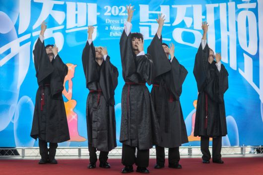 지난달 27일 오후 서울 용산구 국립중앙박물관에서 열린 ‘2025 국중박 분장대회’에서 넷플릭스 애니메이션 ‘케이팝 데몬 헌터스’(케데헌)의 사자보이즈 복장을 하고 ‘유어 아이돌’ 무대를 선보이는 모습. 김영호 기자 rladudgh2349@donga.com