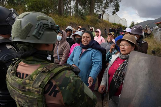 22일(현지 시간) 에콰도르 피친차주 타바쿤도에서 반정부 시위대가 군인들과 언쟁을 벌이고 있다. 2025.09.23 타바쿤도=AP 뉴시스