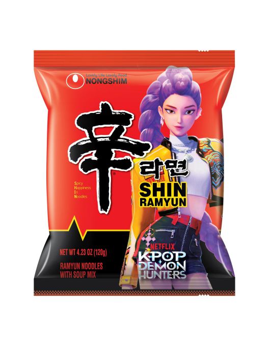 ‘케이팝 데몬 헌터스’ 캐릭터와 함께 포장지에 한글로 ‘라면’이라고 쓴 미국 현지 생산 신라면. 농심 제공