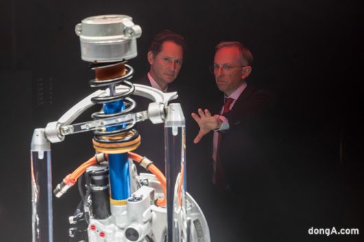 (왼쪽부터)존 엘칸 페라리 회장과 베네데토 비냐 페라리 CEO가 일레트리카 전기차 플랫폼을 살펴보고 있다.