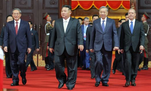 김정은 오른편에 중국, 왼편에 러시아 김정은 북한 국무위원장이 노동당 창건 80년을 하루 앞둔 9일 평양 능라도 5·1경기장에서 열린 경축대회에 참석하고 있다. 앞줄 왼쪽부터 중국 권력 서열 2위 리창 국무원 총리, 김 위원장, 베트남 국가 권력 서열 1위인 또럼 베트남 공산당 서기장, 블라디미르 푸틴 러시아 대통령의 최측근 드미트리 메드베데프 러 국가안보회의 부의장. 노동신문 뉴스1