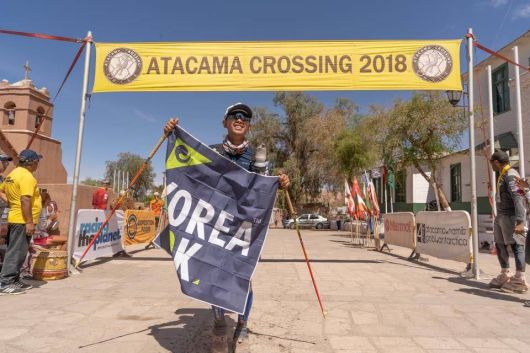 김영록 대표가 칠레 아타카마사막 마라톤을 완주한 뒤 포즈를 취했다. 김영록 대표 제공.