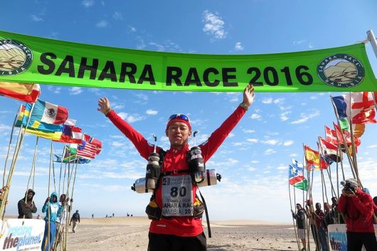 김영록 대표가 2016년 나미비아 사하라사막 마라톤을 완주한 뒤 포즈를 취했다. 김영록 대표 제공.