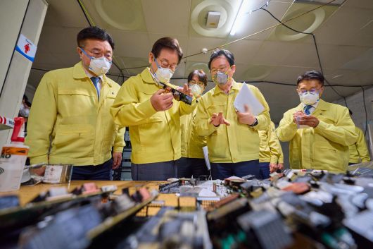 李대통령, 피해복구 상황 점검 10일 이재명 대통령(왼쪽에서 두 번째)이 윤호중 행정안전부 장관(왼쪽), 이재용 국가정보자원관리원장(오른쪽에서 두 번째) 등과 함께 대전 유성구 국가정보자원관리원 화재 현장을 찾아 피해 복구 상황을 점검하고 있다. 이 대통령은 “국가 전산 자원의 중요도는 국방에 비견할 만하다”며 “다시는 이런 일이 발생하지 않게 신속한 복구와 확고한 재발 방지 대책이 중요하다”고 강조했다. 대통령실 제공