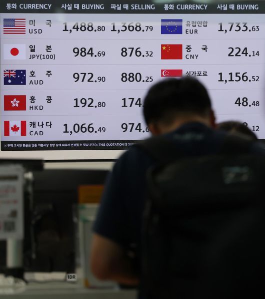 미중 관세전쟁 재개 여파로 원·달러 환율이 야간 거래에서 한때 1432원을 돌파하며 5개월 만의 최고치를 기록한 가운데 12일 인천국제공항 제1여객터미널 환전소에 환율 시세가 표시되고 있다. 2025.10.12/뉴스1