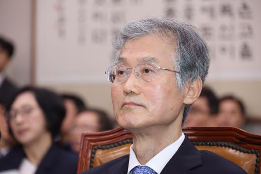 조희대 대법원장이 13일 서울 여의도 국회에서 열린 법제사법위원회의 대법원 등 국정감사에서 박균택 더불어민주당 의원 질의에 답하지 않고 있다. 뉴시스