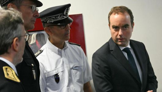 11일 프랑스 파리 외곽의 경찰서를 방문한 세바스티앵 르코르뉘 프랑스 총리. 전날 에마뉘엘 마크롱 프랑스 대통령은 나흘 전 사임한 그를 총리로 다시 임명했다.  파리=AP 뉴시스