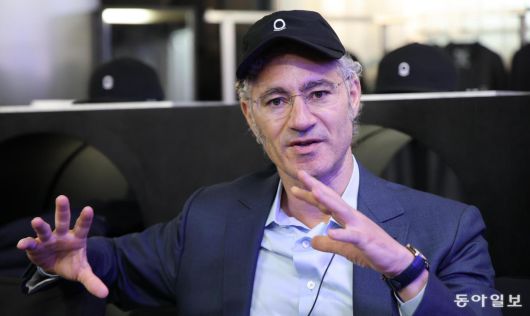 서울 성동구 팝업스토어 현장에서 동아일보와 인터뷰를 하는 앨릭스 카프 팔란티어 대표. 첫 여자친구가 한국인이었다는 그는 “김치찌개, 깍두기 등을 좋아할 만큼 한국 문화를 잘 안다”고 말했다. 홍진환 기자 jean@donga.com