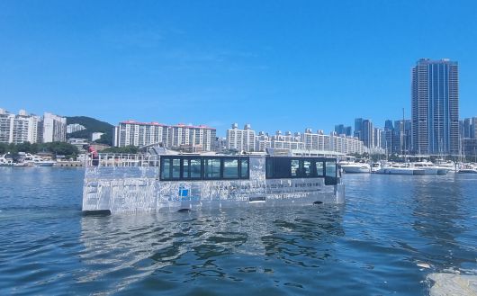 부산 수영만요트경기장 앞바다에서 시험 운행 중인 수륙양용버스. 부산시 제공