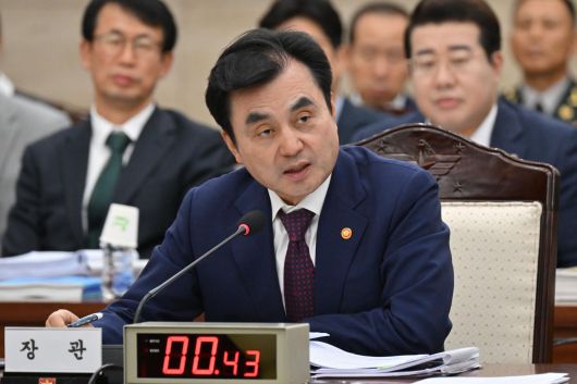 안규백 국방부 장관이 13일 서울 용산구 국방부 청사에서 열린 국방위원회의 국방부 등에 대한 국정감사에서 의원의 질의에 답변하고 있다.2025.10.13. 국회사진기자단