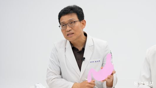 비만 수술 전문가인 한상문 서울의료원 외과 과장이 위 모형을 손에 들고 비만대사수술 방법을 설명하고 있다. 한 과장은 “만성질환 환자는 비만 수술로 당뇨병, 고혈압, 고지혈증도 함께 치료할 수 있다”고 말했다. 이진한 의학전문기자·의사 likeday@donga.com