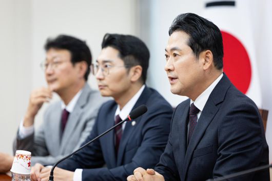 장동혁 국민의힘 대표가 17일 서울 여의도 국회에서 기자간담회를 하고 있다. 뉴스1