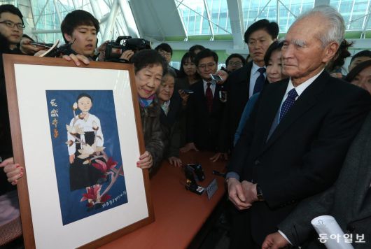 2014년 2월 방한한 무라야마 도미이치 전 일본 총리가 국회를 방문해 일본군 위안부로 동원돼 고통받은 고 김순덕 할머니가 그린 ‘못다 핀 꽃’을 바라보고 있다. 17일 별세한 무라야마 전 총리는 1995년 담화를 통해 일본 총리로서는 처음으로 식민 지배와 침략에 대한 사죄를 표명했다. 이훈구 기자 ufo@donga.com