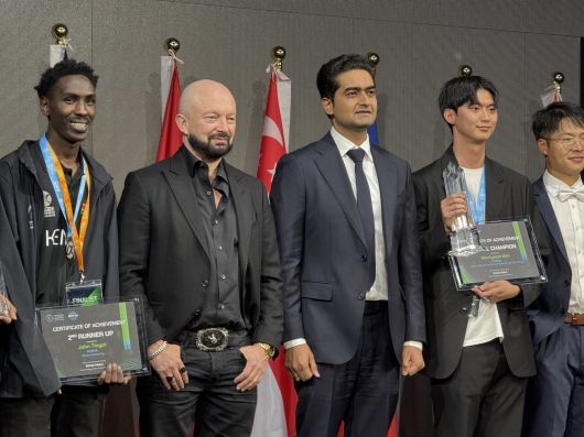 결선 수상자 및 심사위원과 우승 기념 사진을 찍고 있는 김민겸 학생. (사진=김민겸 씨 제공)