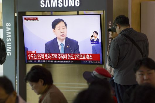 정부가 10·15 부동산 대책을 발표한 15일 오전 서울역 대합실 텔레비전에 관련 뉴스가 나오고 있다. 뉴시스