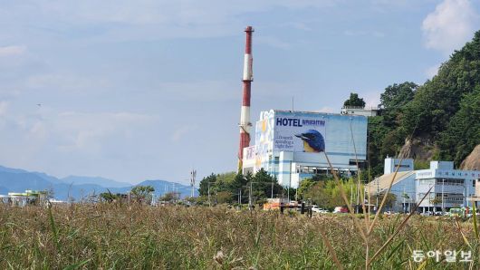 13일 오후 부산 사하구 다대소각장에 조형섭 작가의 작품 ‘HOTEL INCINERATION(호텔 소각)’이 설치돼 있다. 김화영 기자 run@donga.com