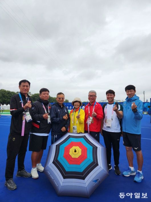 지난해 파리 올림픽 당시 각국 대표팀 지도자로 모인 한국 지도자들. 왼쪽에서 세 번째 오선택 감독. 동아일보 DB