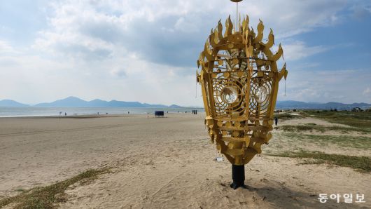 13일 오후 부산 사하구 다대포해수욕장 둔덕에 김상돈 작가의 ‘알 그리고 등대’가 전시되고 있다. 김화영 기자 run@donga.com