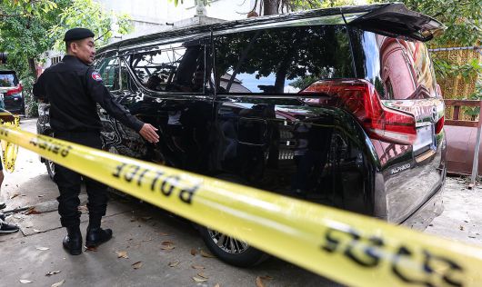 국립과학수사연구원 부검의, 담당 수사관 등이 탑승한 차량이 20일(현지시간) 캄보디아 프놈펜 턱틀라사원에서 지난 8월 보코산 지역의 온라인스캠범죄단지에 감금돼 고문 끝에 숨진 대학생 박모씨의 시신을 부검하기 위해 안치실로 들어서고 있다. 2025.10.20 뉴스1