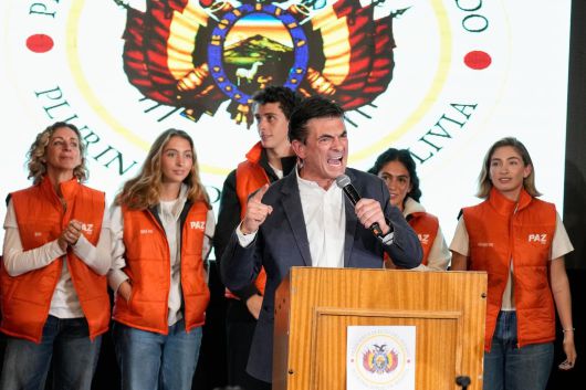 볼리비아 기독민주당(PDC) 로드리고 파스 후보(58)가 19일 대선 결선 투표 도중 앞서는 것으로 나오자 라파즈에서 지지자들에게 승리를 다짐하며 연설하고 있다. 2025.10.20. AP뉴시스