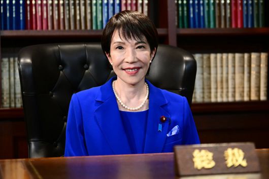 일본 자유민주당 총재 선거에서 당선된 다카이치 사나에 일본 전 경제안보담당상이 4일 일본 도쿄 자유민주당 당사에서 열린 자유민주당 대표실에서 포즈를 취하고 있다. 있다. 2025.10.04 [도쿄(일본)=AP/뉴시스]