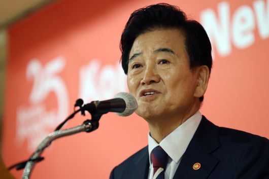 정동영 통일부 장관이 16일 오전 서울 중구 롯데호텔에서 열린 코리아중앙데일리 창립 25주년 기념식에서 기조강연을 하고 있다.  2025.10.16/뉴스1