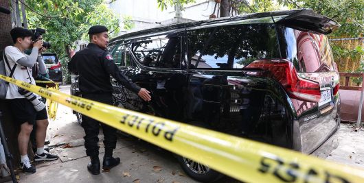 ‘피살 대학생’ 부검… 화장후 오늘 국내 송환 20일(현지 시간) 캄보디아 프놈펜 턱틀라 사원에서 국립과학수사연구원 부검의 등을 태운 차량이 고문 끝에 숨진 것으로 알려진 대학생 박모 씨(22)의 시신 부검을 위해 안치실로 들어서고 있다. 당국은 이날 박 씨의 시신을 화장했고 그 유해를 21일 국내로 송환한다. 프놈펜=뉴스1