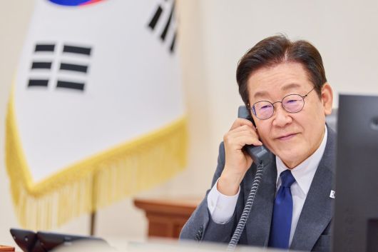 이재명 대통령이 20일 서울 용산구 대통령실 집무실에서 통화하고 있다. 대통령실 제공