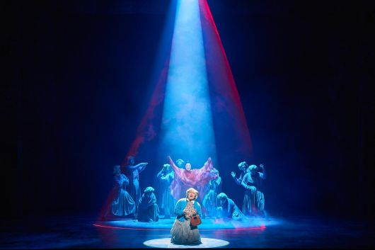 미세스 다웃파이어로 변장한 다니엘은 상황이 점점 꼬이며 진실을 말해야 할 순간이 다가오자 고뇌한다.  샘컴퍼니 스튜디오선데이 제공