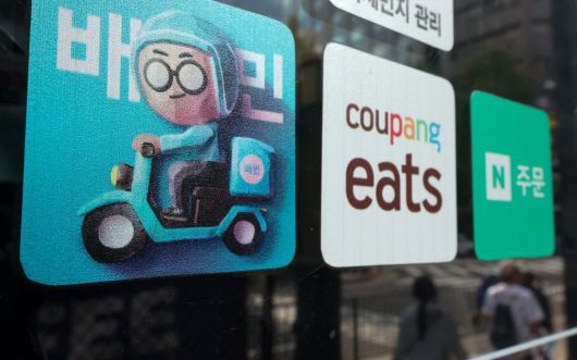 서울 시내 음식점에 배달앱 스티커가 붙어있다. ⓒ News1