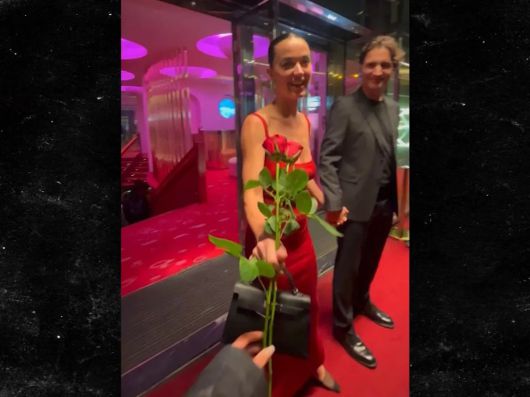 극장에서 나오는 팝스타 케이티 페리와 쥐스탱 트뤼도 캐나다 전 총리의 모습. TMZ