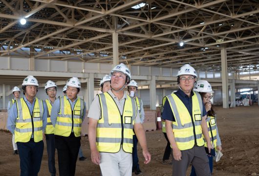 정의선 현대차그룹 회장(앞줄 왼쪽)이 사우디를 방문해 현지 법인 ‘HMMME’의 생산 공장 건설 현장을 둘러보고 있다. 현대차그룹 제공.